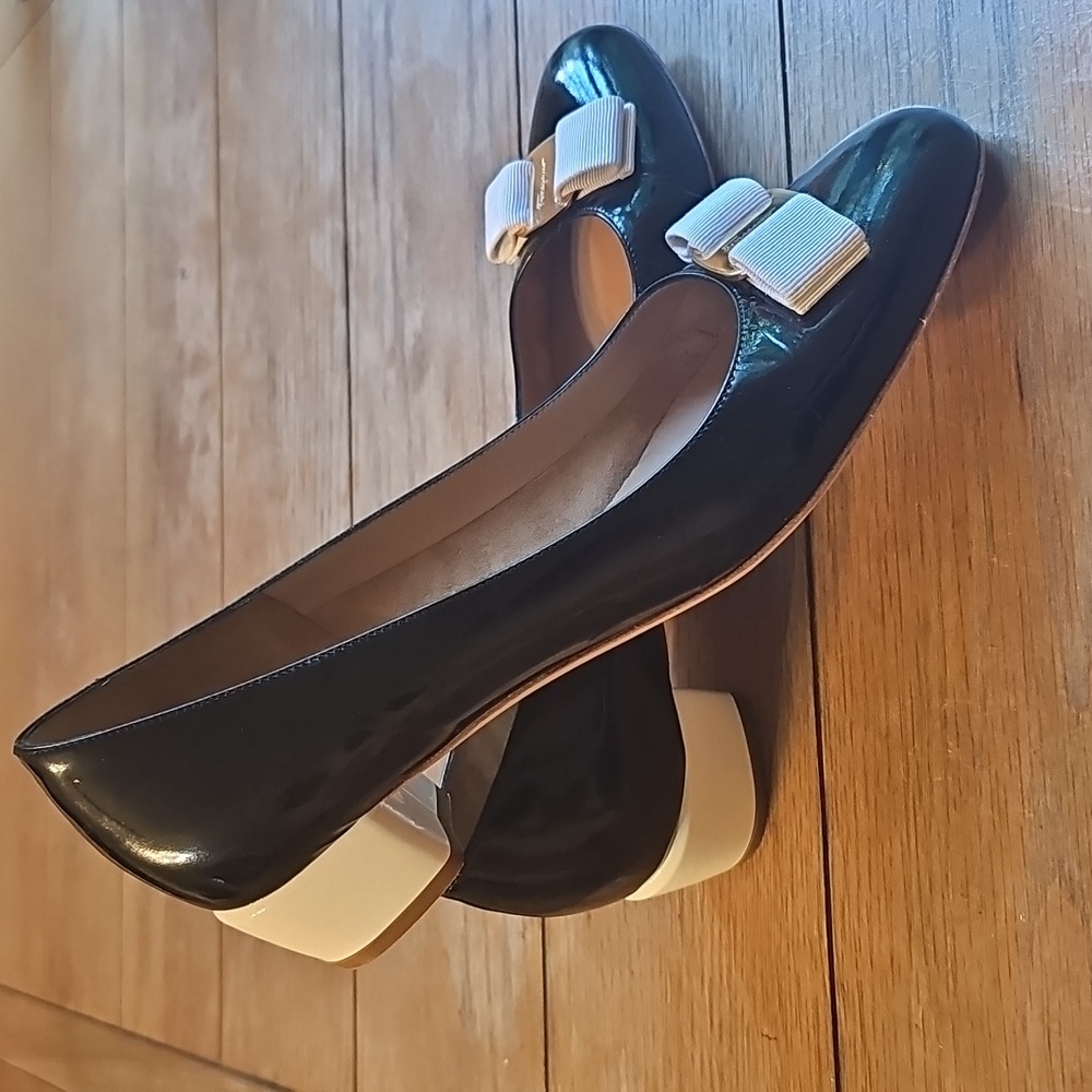 Salvatore Ferragamo Ebony & Ivory Trimmed Low Heeled Pumps Size 9.5, B width - Picture 10 of 13